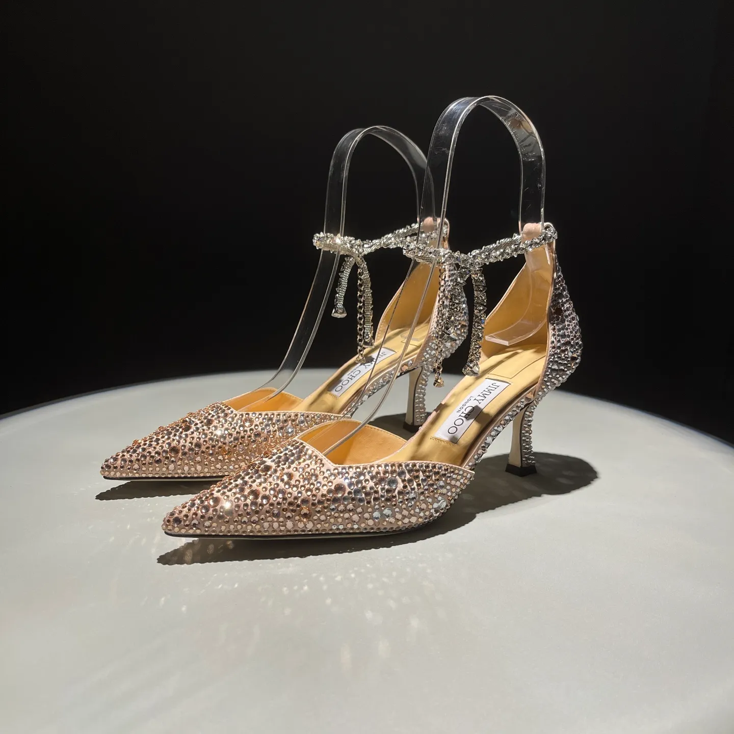 👟👟Ex-factory price 720👟👟 Jimmy Choo/Jimmy Choo classic diamond chain pointed toe crystal high-heeled sandals. Excellent crystal shoes. So beautiful that you can't take your eyes away. The shape of the shoes is very delicate and not too narrow and long. The internal space is sufficient to allow the toes to relax enough. The rhinestones outline a charming arc on the instep. It is simply beautiful. It has a 360-degree surrounding fairy atmosphere. Gorgeous without being exaggerated! ! The fabric is made of imported silk, with imported sheepskin lining. Customized A-grade Italian genuine leather sole. Heel height: 6.5 or 8.5. Size: 35-40 (41, 42, 43 customized, non-refundable)